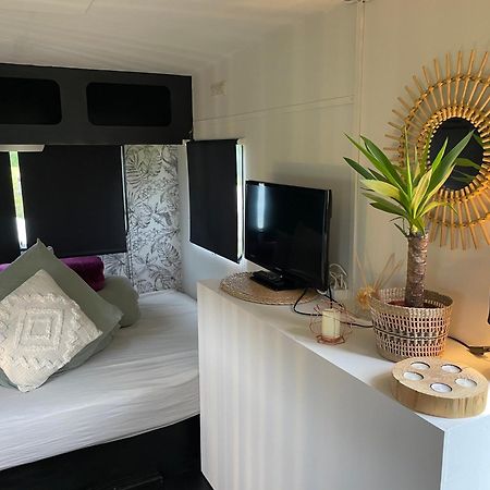 Отель Caravane A La Nuitee Saint-Parize-le-Chatel Экстерьер фото
