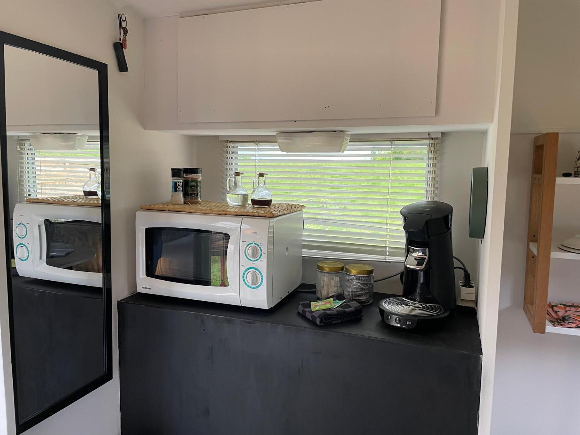 Отель Caravane A La Nuitee Saint-Parize-le-Chatel Экстерьер фото