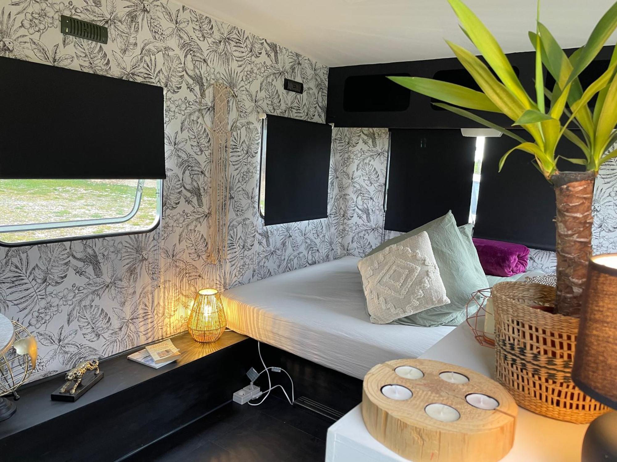Отель Caravane A La Nuitee Saint-Parize-le-Chatel Экстерьер фото